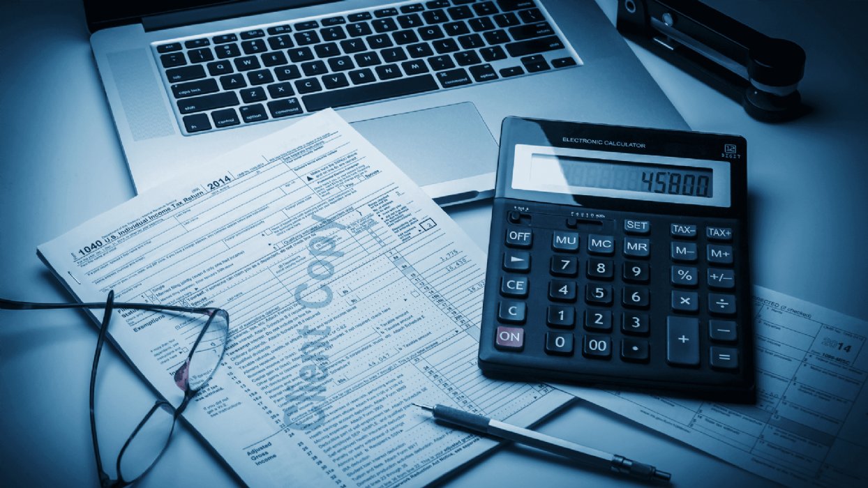 Imagens de Escritrio, com calculos e calculadoras sobre a mesa.