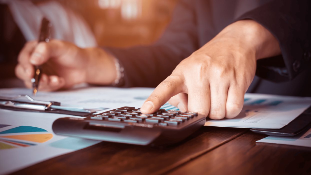 Imagens de Escritrio, com calculos e calculadoras sobre a mesa.